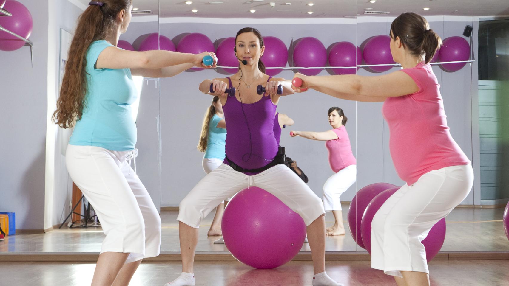 Unas mujeres haciendo sentadillas.