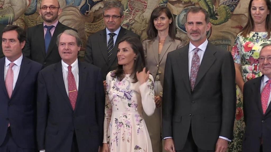 Felipe VI y Letizia  junto a miembros de la Comisión Ejecutiva de la Alianza para la Formación Profesional Dual