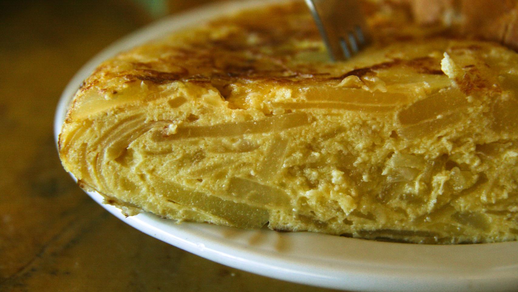 Una tortilla de patatas cortada por la mitad.