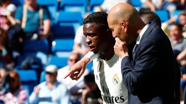 Zidane y Vinicius en un partido del Real Madrid.