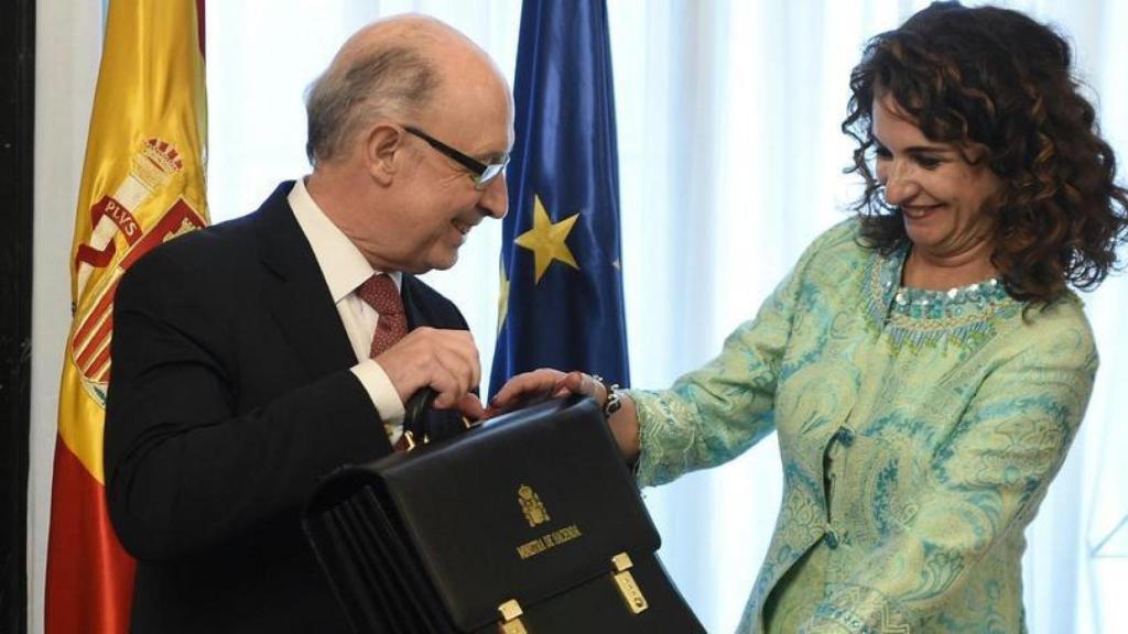 El exministro de Hacienda, Cristóbal Montoro, traspasándole la cartera a la actual titular, María Jesús Montoro.