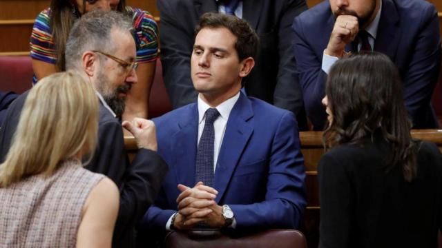 Albert Rivera en el Congreso, rodeado de sus parlamentarios.