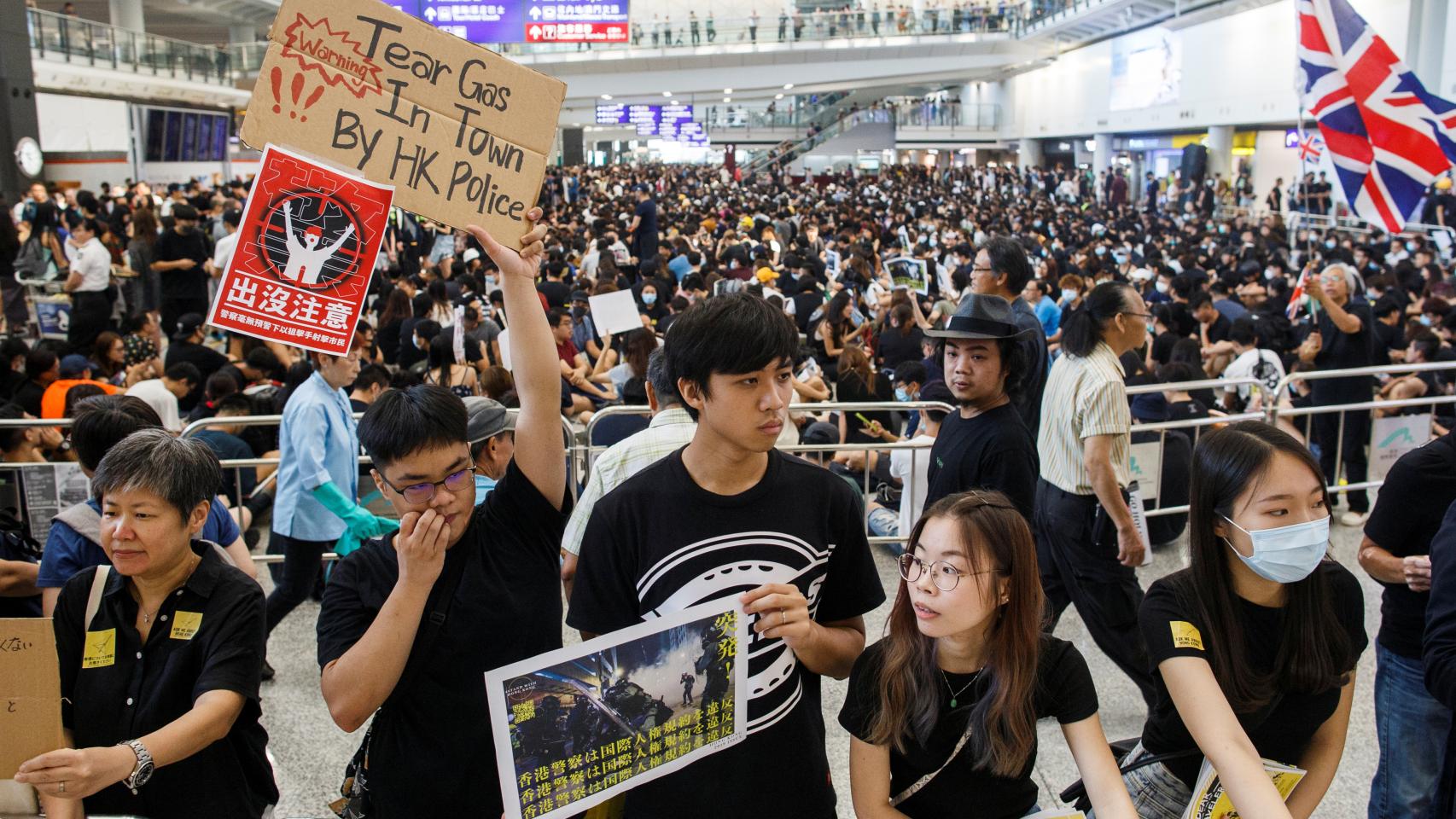 El aeropuerto internacional de Hong Kong ocupado por los activistas.