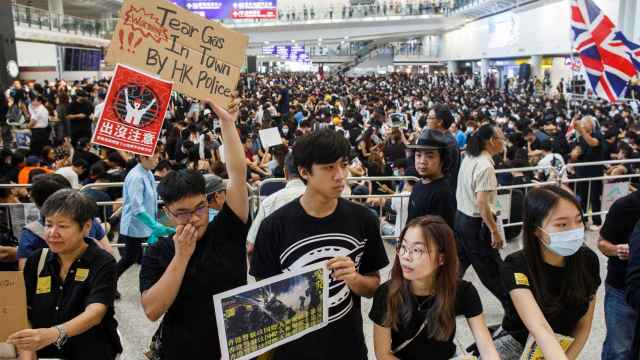 El aeropuerto internacional de Hong Kong ocupado por los activistas.
