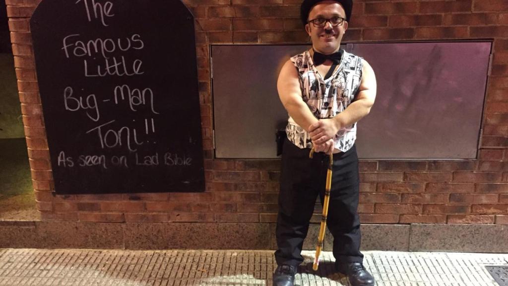 Toni, el pequeño gran hombre, estrella del Chaplin de Benidorm