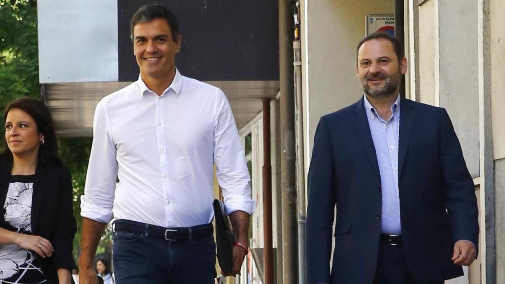 La cúpula del PSOE, Pedro Sánchez, entre Adriana Lastra y José Luis Ábalos.