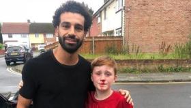 Mohamed Salah con el niño que se golpeó con una farola. Foto: Twitter (@joecooper93)