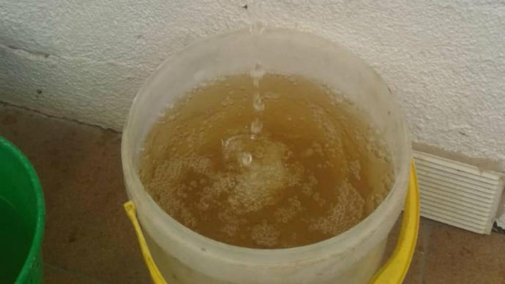 Así sale el agua en los pueblos afectados