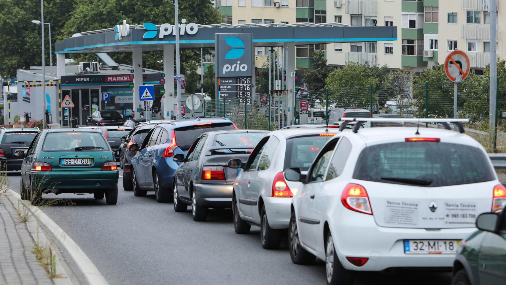 Una fila de coches espera para repostar en una estación de servicio en Lisboa.