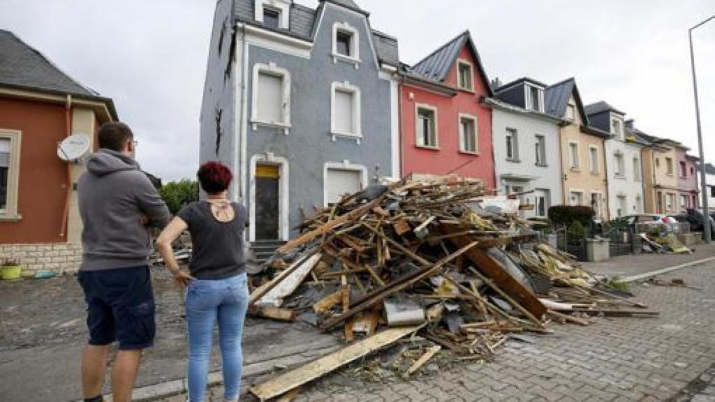 Unos vecinos observan los daños generados por el tornado en Petange.