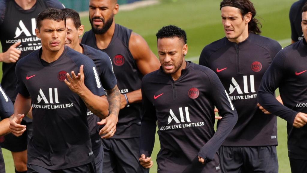 Neymar entrena con sus compañeros del PSG