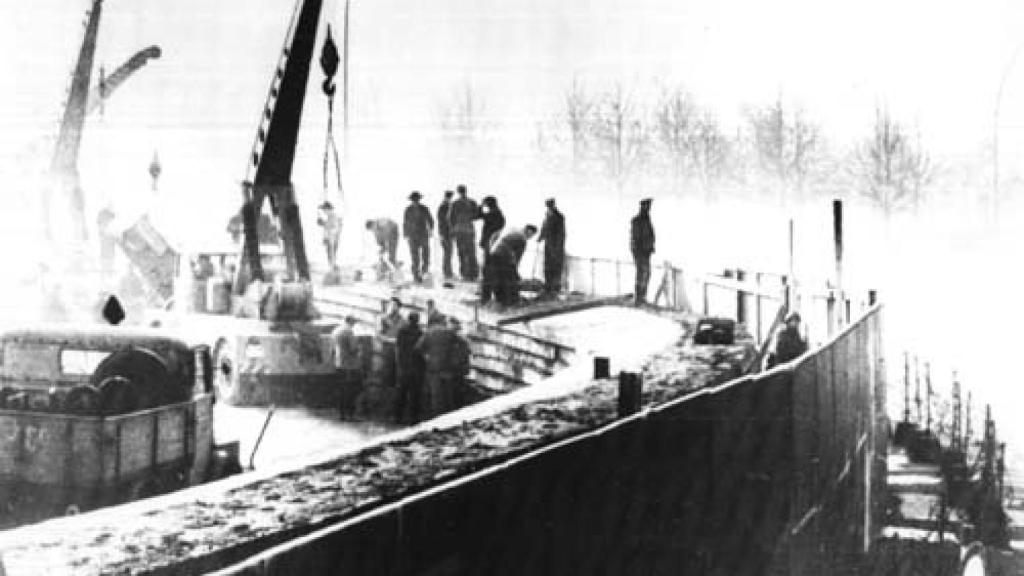 Trabajadores de la RDA construyendo el muro (1961).