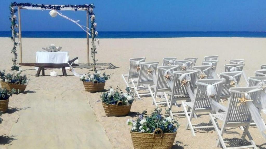 Un altar enfrente del hotel Varadero en Zahara de los Atunes.