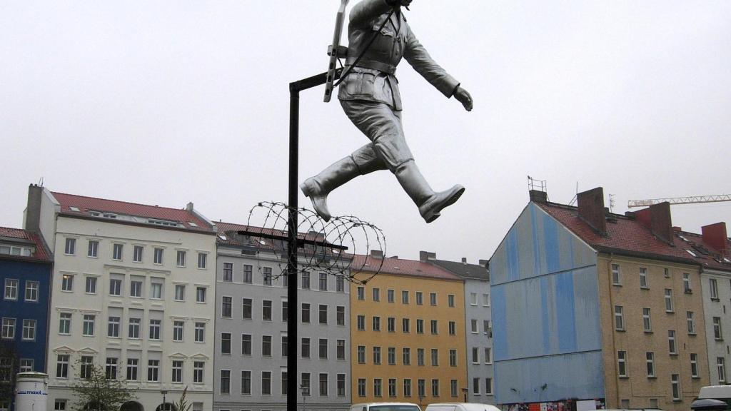 Escultura en Bernauer Straße, representando el momento de su huida.