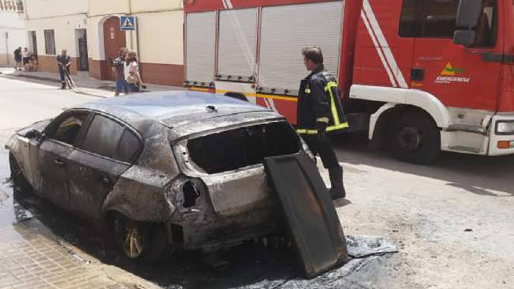 Imagen de archivo de un coche calcinado (EP)