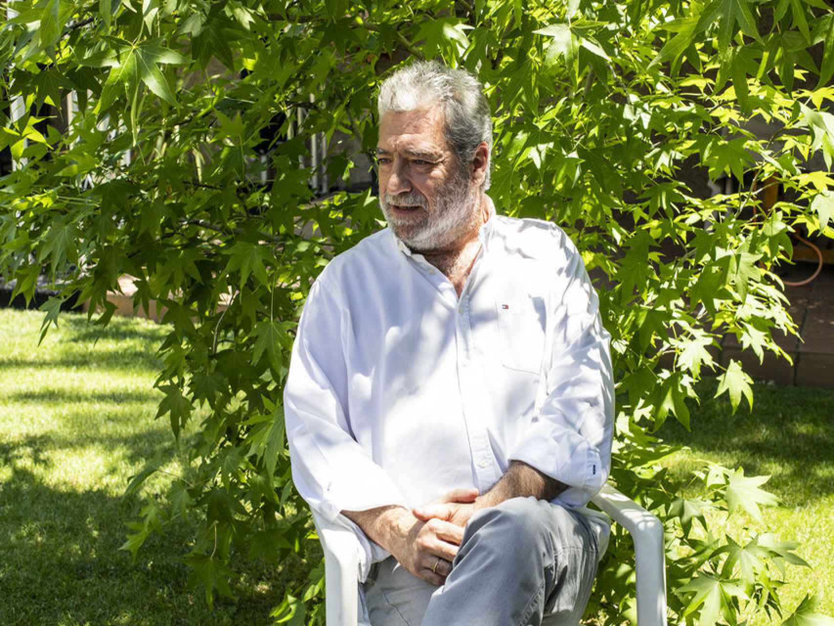 Miguel Ángel Rodríguez, durante una entrevista en el jardín de su casa.