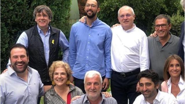 Primera línea: Carles Puigdemont, Valtònyc, Lluis Puig, Jaume Alonso-Cuevillas. Segunda línea: Jon Inarritu, Pilar Rahola, Josep Maria Matamala, Jordi Puigneró y Gemma Recoder.