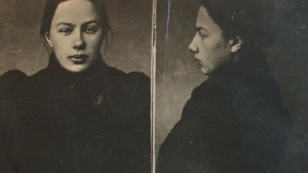 Retrato policial de Krúpskaya tras su detención como miembro del Grupo para la Lucha por la Emancipación de la Clase Obrera (1896).
