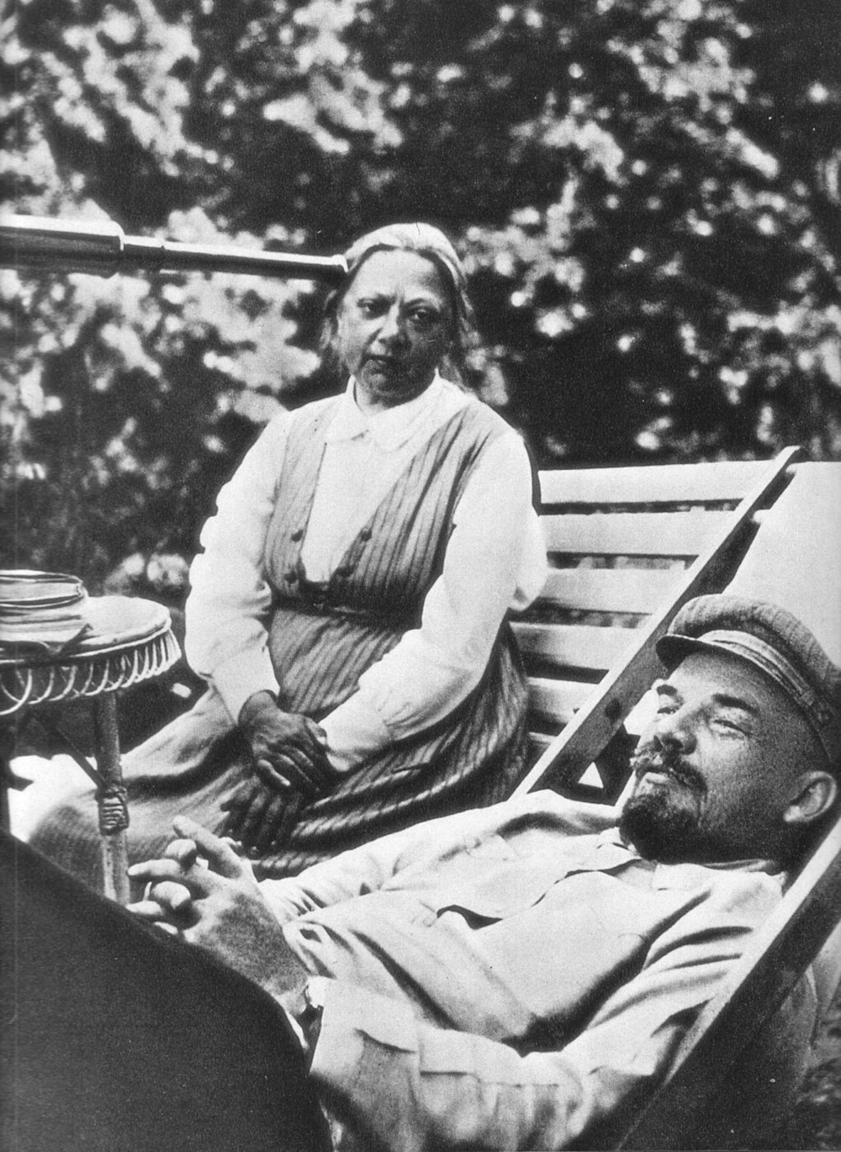 Krúpskaya junto a Lenin, convaleciente del infarto cerebral de mayo de 1922.