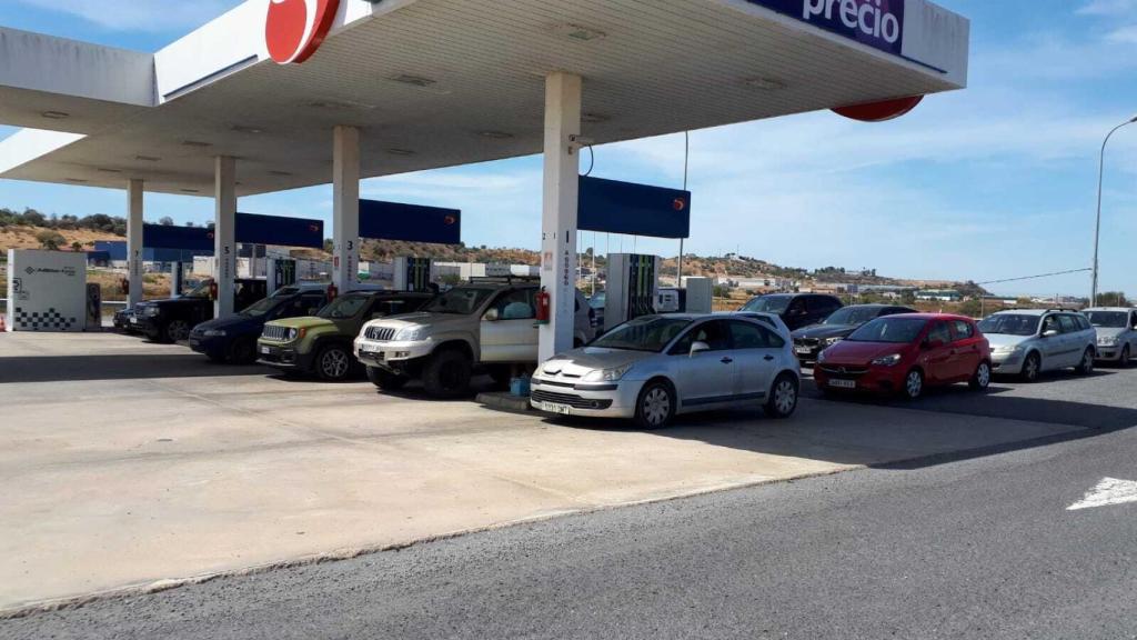 Cola en la estación de servicio en la que trabaja Sebastián, en Ayamonte, Huelva.