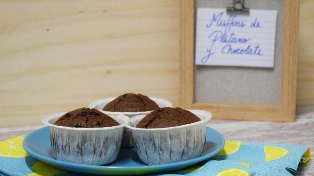 Magdalenas de plátano y chocolate, receta fácil para un desayuno delicioso