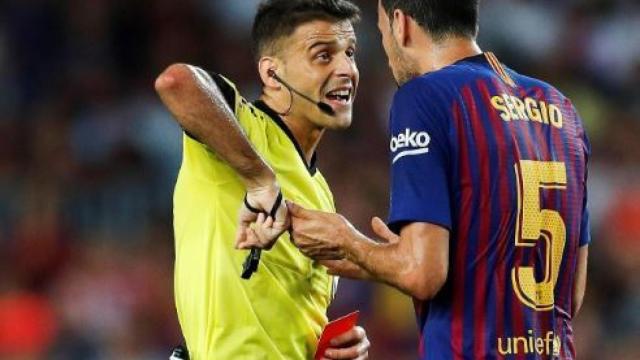 Sergio Busquets protesta una acción al árbitro