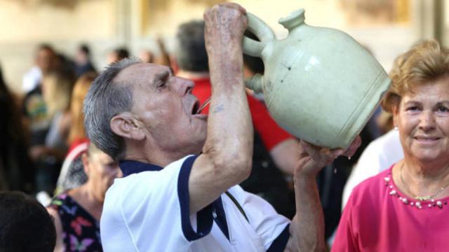 Los toledanos cumplen con la tradición de beber del botijo en la catedral cada 15 de agosto