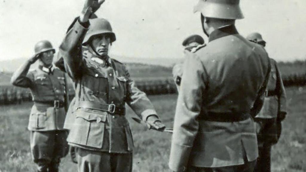 El general Cochenhausen (de espaldas) toma juramento de fidelidad al general Muñoz Grandes sobre el sable desenvainado del militar germano.