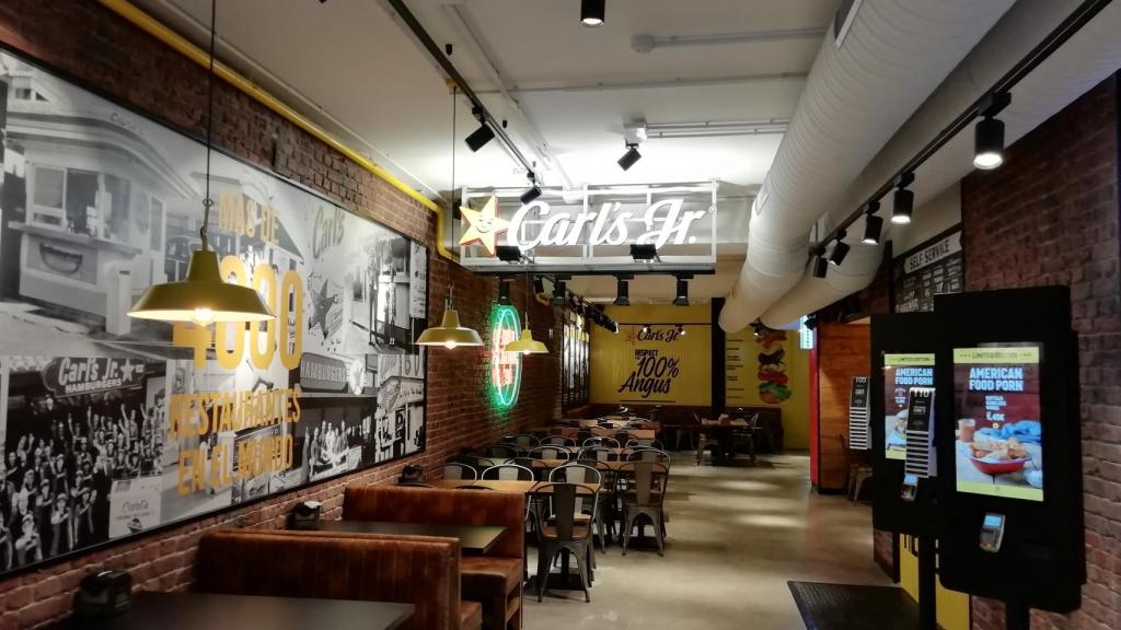 Imagen del interior del restaurante Carl's Jr. de Fuencarral.