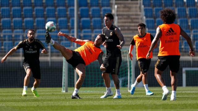 El Real Madrid se entrena con James en el grupo