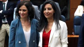 Isabel Díaz Ayuso y Rocío Monasterio durante la primera sesión del debate de investidura.