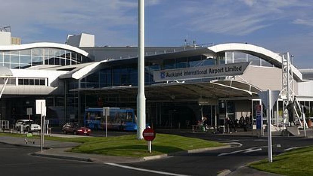 Imagen del exterior de la terminal de pasajeros del Aeropuerto Internacional de Auckland.