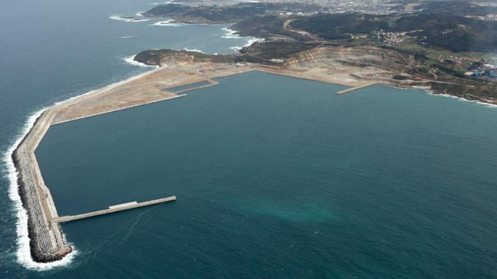 Sorprenden en el puerto exterior de A Coruña a cinco personas en un barco con destino a Canadá