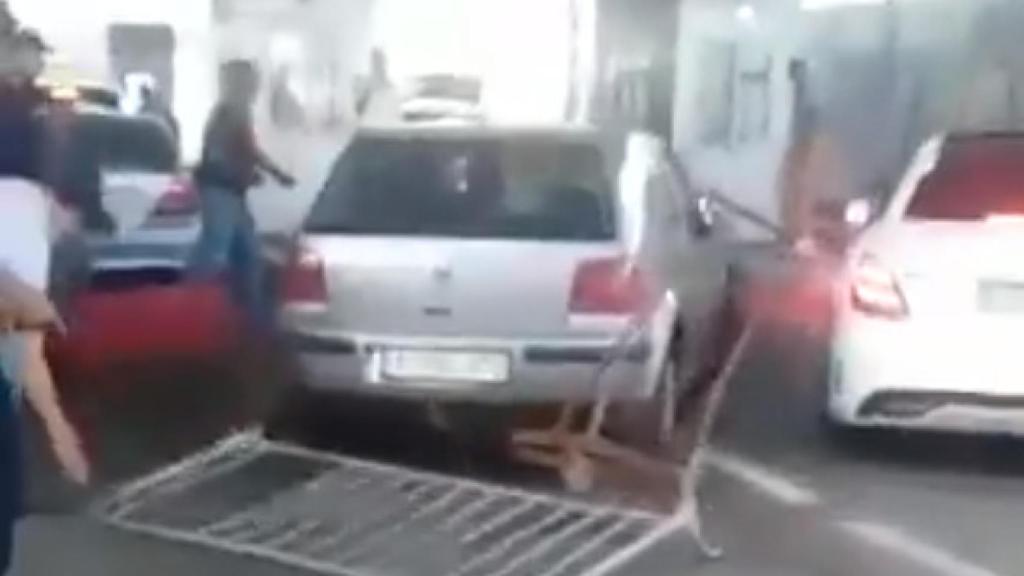 Momento en el que el conductor se lanza contra la frontera entre Marruecos y Ceuta.