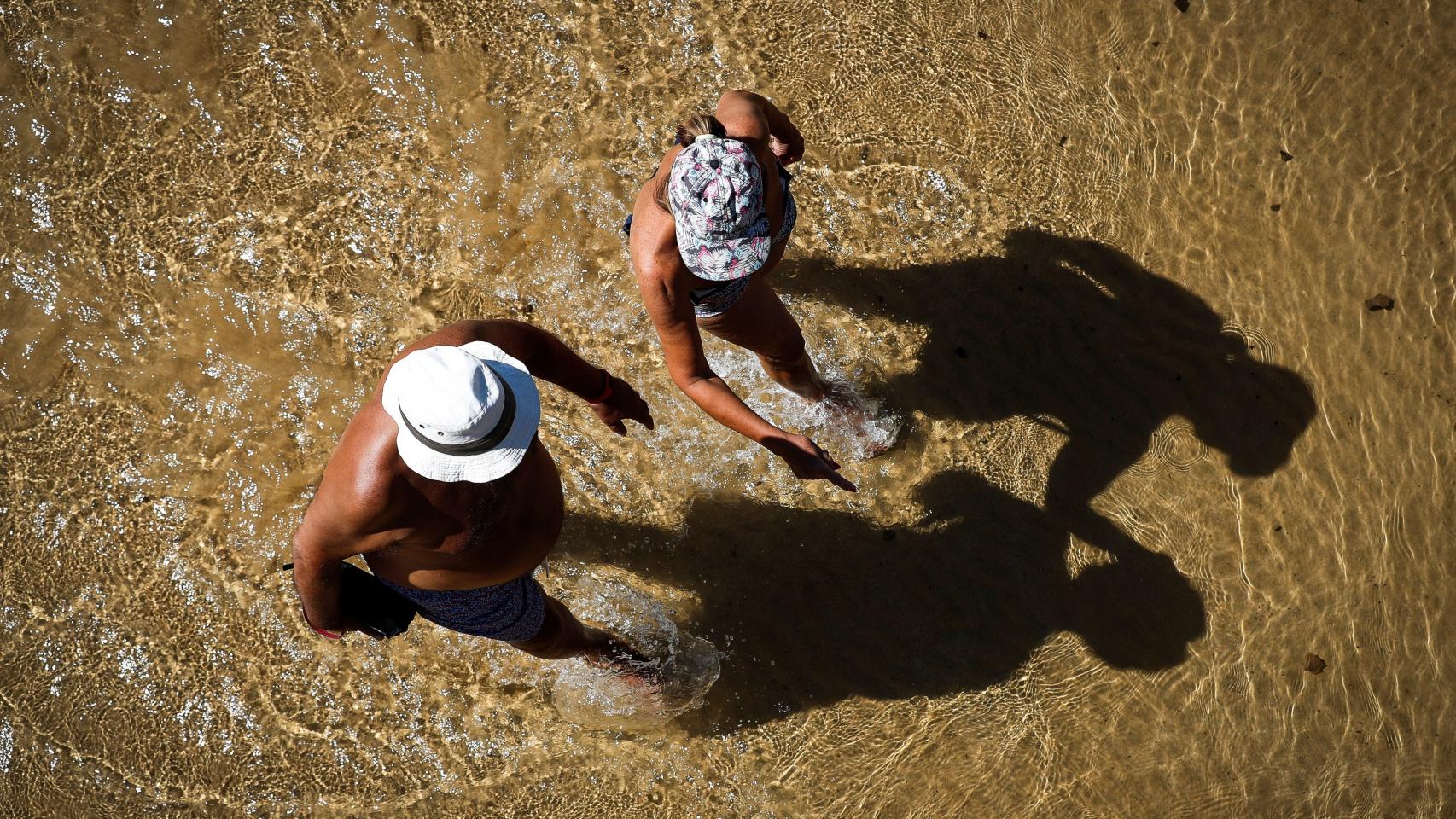 Una pareja pasea por la playa de La Concha de San Sebastián.