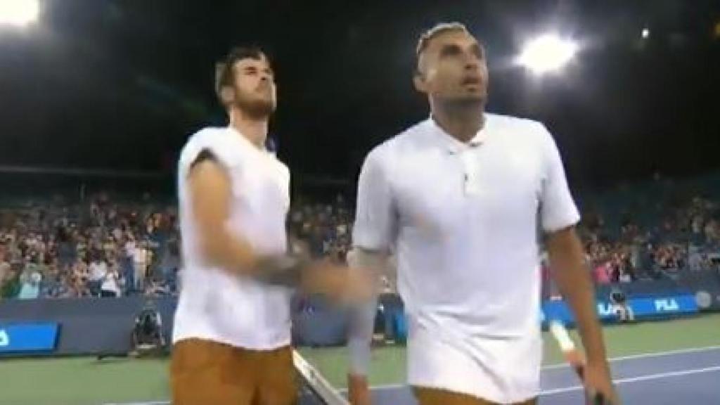 Nick Kyrgios escupiendo al juez de silla tras perder el partido contra Khachanov.