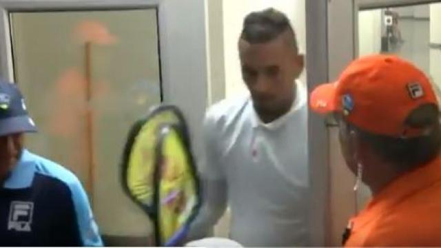 Nick Kyrgios destrozando dos raquetas.