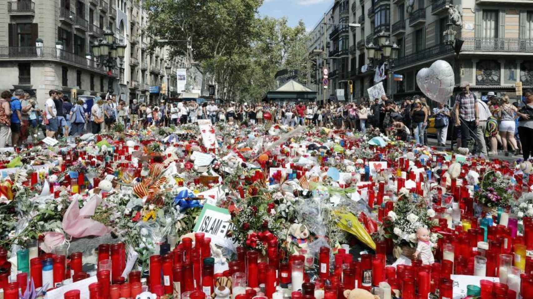 Flores y objetos en recuerdo a las víctimas del atentado de Las Ramblas, en una imagen de archivo.