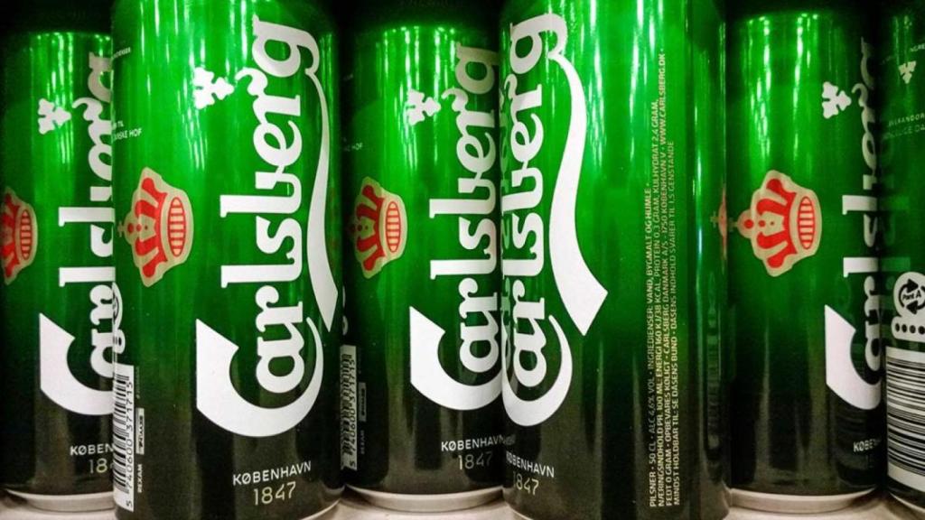 Latas de cerveza Carlsberg en una imagen de archivo.