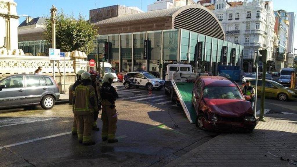 Una peatona herida tras un choque entre dos coches en la Plaza de Lugo de A Coruña