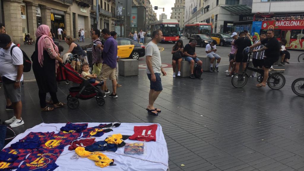 La entrada por la que accedió Younes está ahora protegida con bolardos