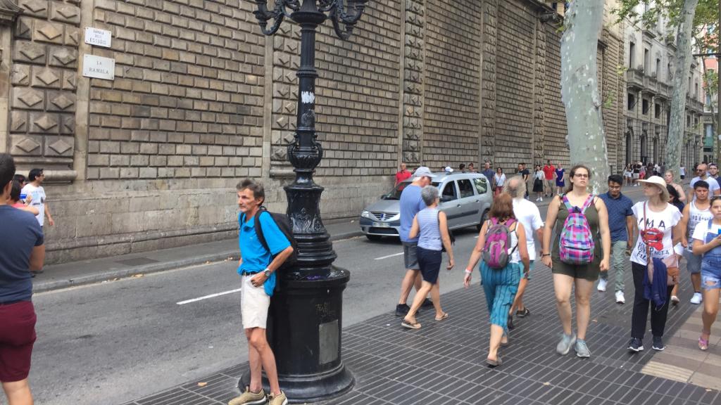 Coches circulan al lado de la Iglesia de Belén, una de las estampas más características de La Rambla