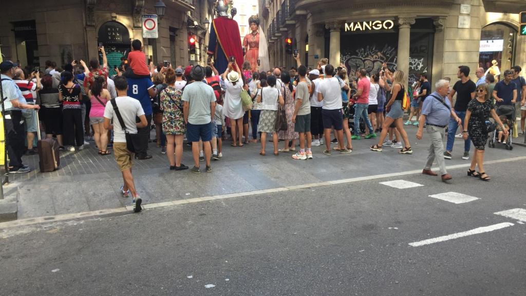 La calle Santa Ana, perpendicular a La Rambla, abarrotada