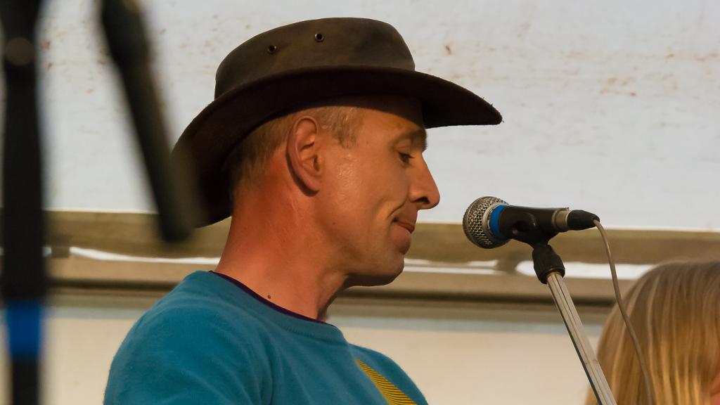 David Clacher, padre de Josie, cantando y tocando la guitarra en una fiesta benéfica.