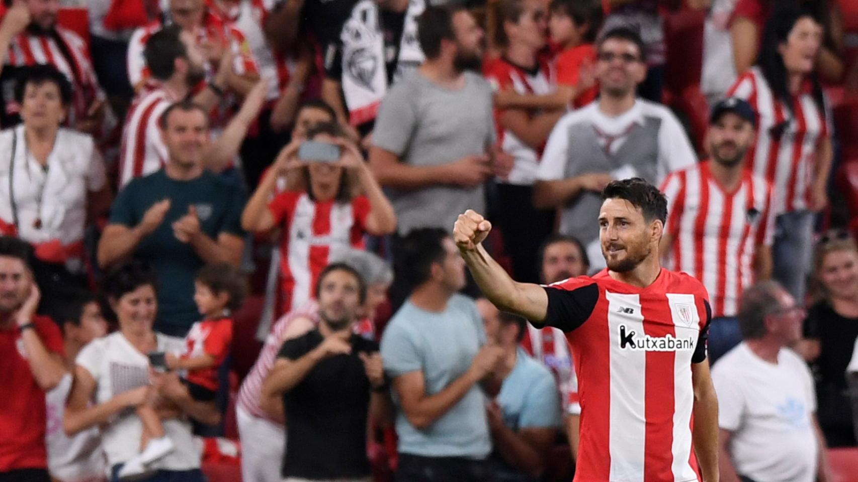 Aritz Aduriz celebra su gol contra el Barcelona