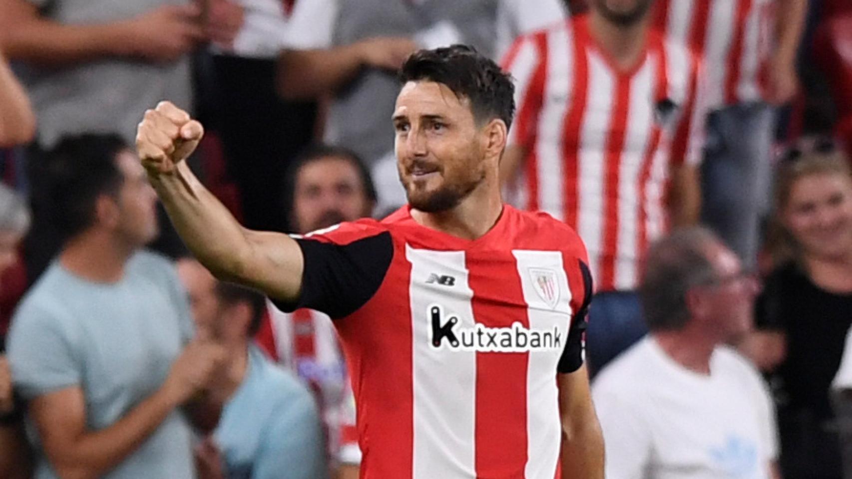 Aritz Aduriz celebra su gol contra el Barcelona