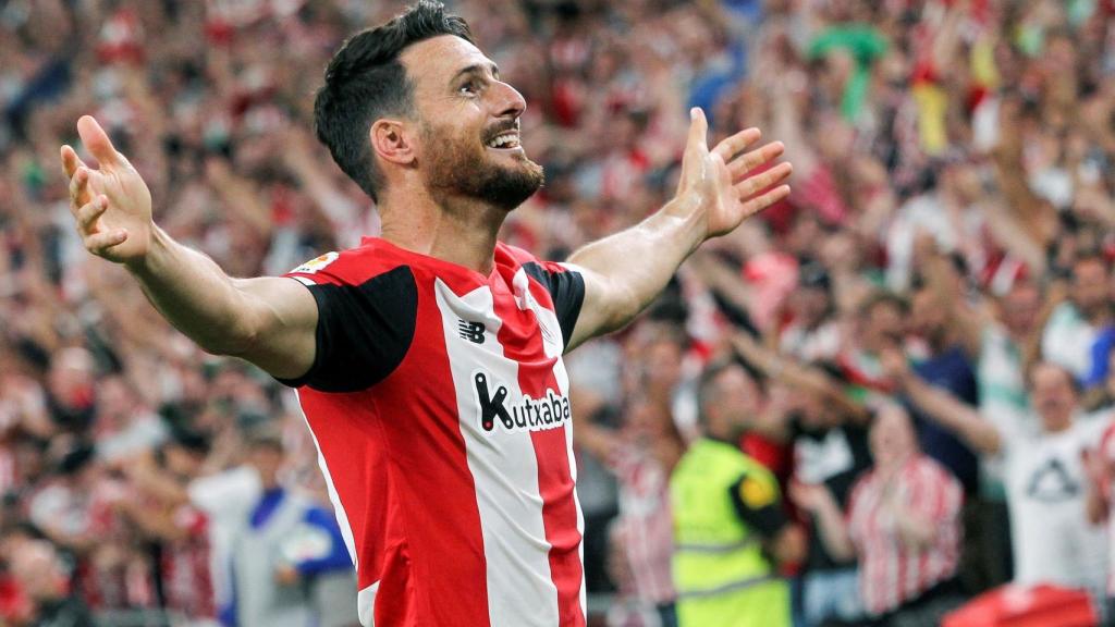 Aritz Aduriz celebra el gol marcado de chilena frente al Barcelona, en San Mamés