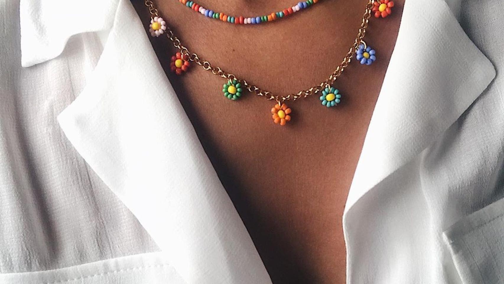 Los collares y choker se han inundado de color este verano.