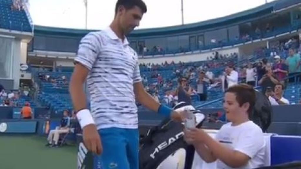 Djokovic en el Masters 1000 de Cincinnati con un niño que ha superado su enfermedad.