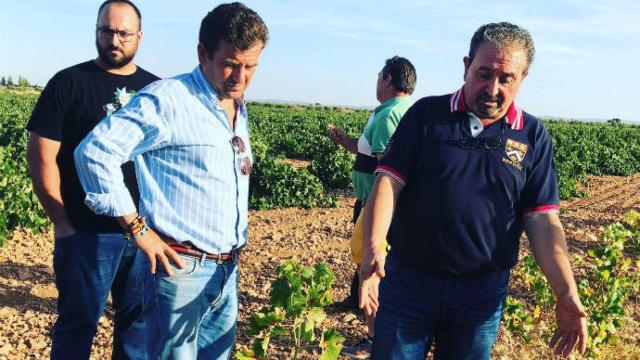 Ricardo Chamorro, en el centro, visitando una explotación agrícola